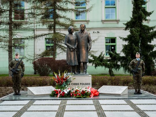 Złożenie kwiatów w rocznicę katastrofy pod Smoleńskiem (zjęcia)