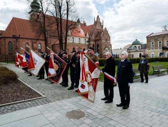 Złożenie kwiatów w rocznicę katastrofy pod Smoleńskiem (zjęcia)