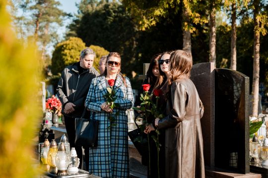 Złożenie kwiatów na grobie śp. kpt. Artura Ziętka (zdjęcia)