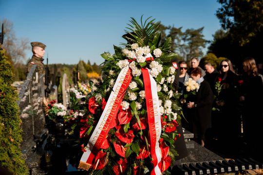 Złożenie kwiatów na grobie śp. kpt. Artura Ziętka (zdjęcia)