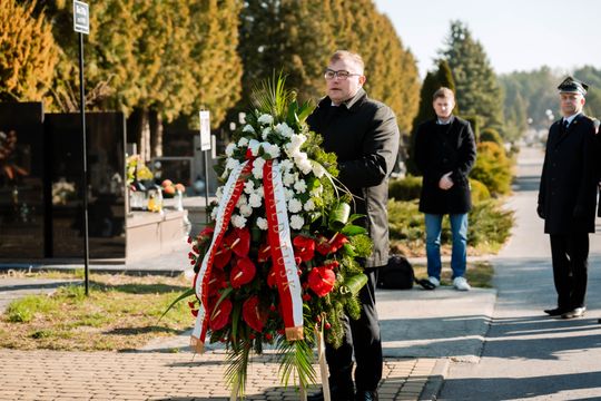 Złożenie kwiatów na grobie śp. kpt. Artura Ziętka (zdjęcia)