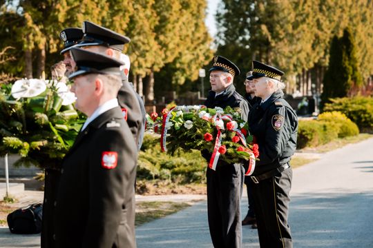 Złożenie kwiatów na grobie śp. kpt. Artura Ziętka (zdjęcia)