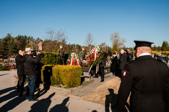 Złożenie kwiatów na grobie śp. kpt. Artura Ziętka (zdjęcia)