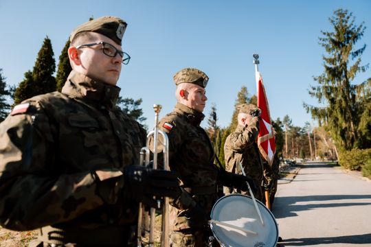 Złożenie kwiatów na grobie śp. kpt. Artura Ziętka (zdjęcia)
