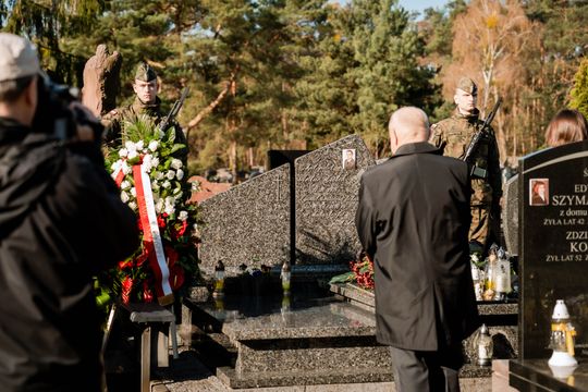Złożenie kwiatów na grobie śp. kpt. Artura Ziętka (zdjęcia)