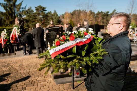 Złożenie kwiatów na grobie śp. kpt. Artura Ziętka (zdjęcia)