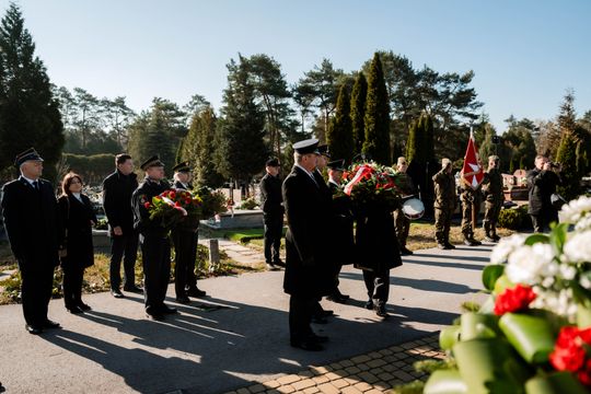 Złożenie kwiatów na grobie śp. kpt. Artura Ziętka (zdjęcia)