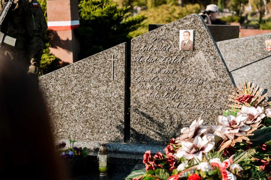 Złożenie kwiatów na grobie śp. kpt. Artura Ziętka (zdjęcia)