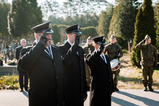 Złożenie kwiatów na grobie śp. kpt. Artura Ziętka (zdjęcia)