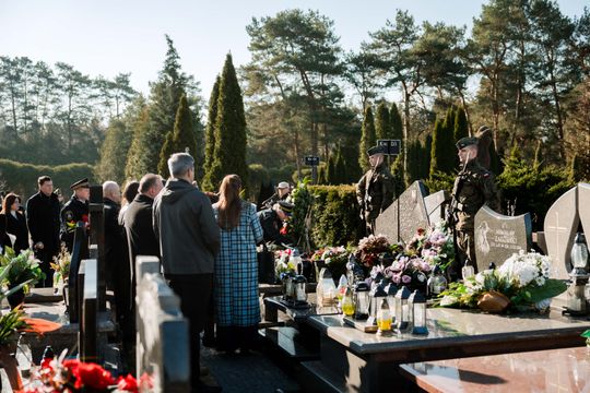 Złożenie kwiatów na grobie śp. kpt. Artura Ziętka (zdjęcia)