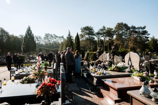 Złożenie kwiatów na grobie śp. kpt. Artura Ziętka (zdjęcia)