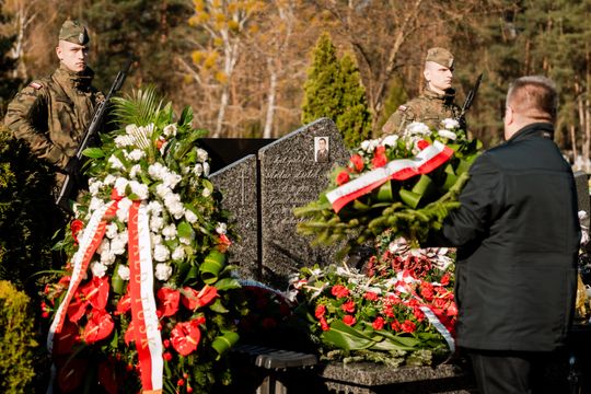 Złożenie kwiatów na grobie śp. kpt. Artura Ziętka (zdjęcia)