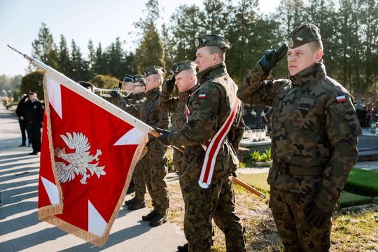 Złożenie kwiatów na grobie śp. kpt. Artura Ziętka (zdjęcia)