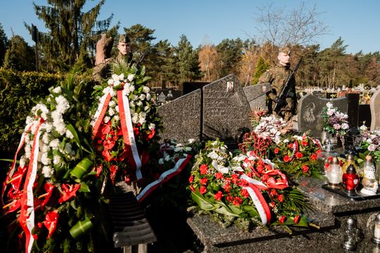 Złożenie kwiatów na grobie śp. kpt. Artura Ziętka (zdjęcia)