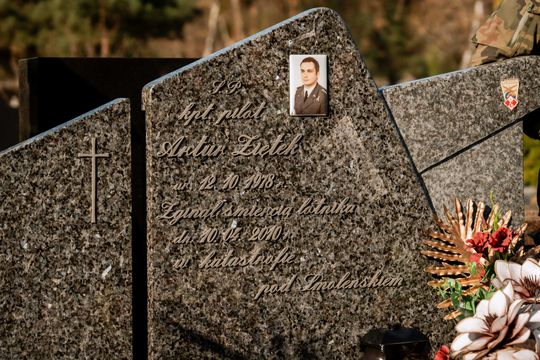 Złożenie kwiatów na grobie śp. kpt. Artura Ziętka (zdjęcia)