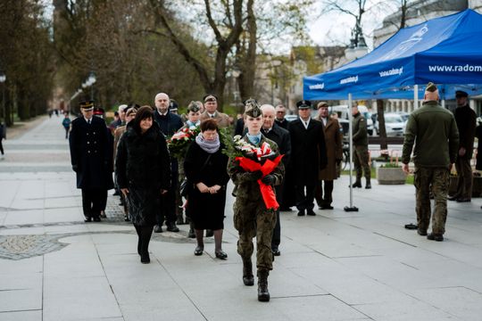 Złożenie kwiatów w rocznicę katastrofy pod Smoleńskiem (zjęcia)