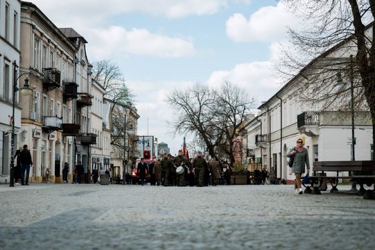 Złożenie kwiatów w rocznicę katastrofy pod Smoleńskiem (zjęcia)