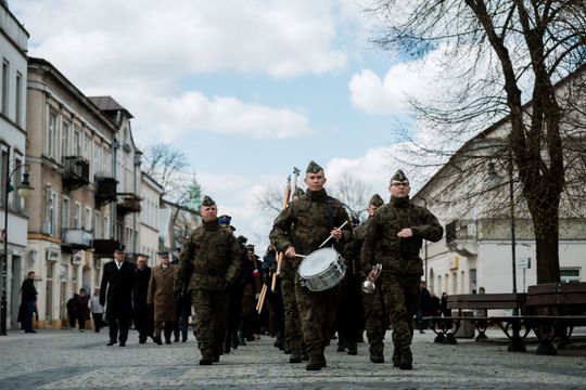 Złożenie kwiatów w rocznicę katastrofy pod Smoleńskiem (zjęcia)