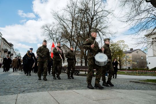 Złożenie kwiatów w rocznicę katastrofy pod Smoleńskiem (zjęcia)