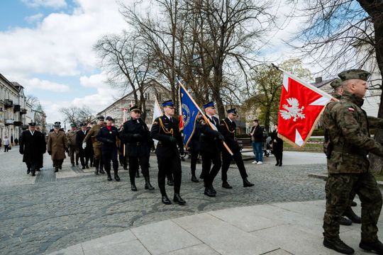 Złożenie kwiatów w rocznicę katastrofy pod Smoleńskiem (zjęcia)