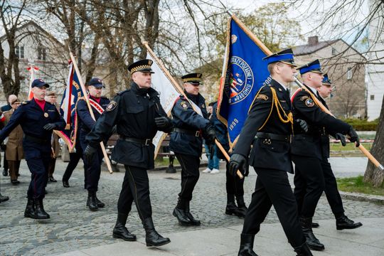 Złożenie kwiatów w rocznicę katastrofy pod Smoleńskiem (zjęcia)