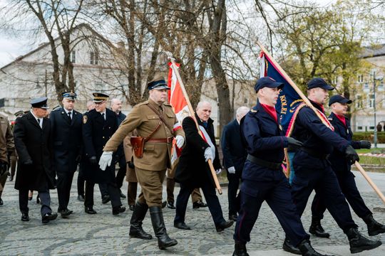 Złożenie kwiatów w rocznicę katastrofy pod Smoleńskiem (zjęcia)