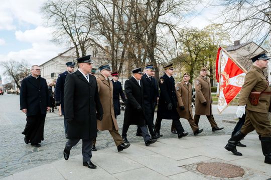 Złożenie kwiatów w rocznicę katastrofy pod Smoleńskiem (zjęcia)