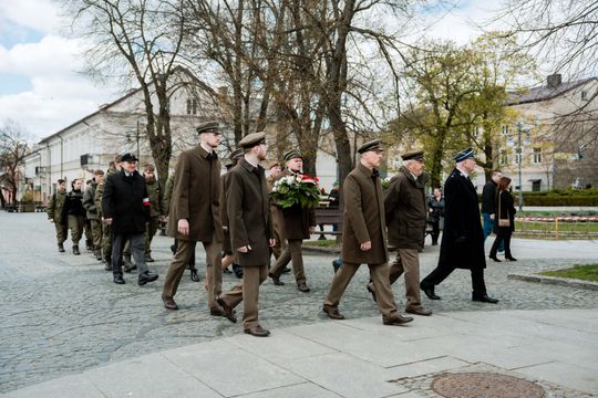 Złożenie kwiatów w rocznicę katastrofy pod Smoleńskiem (zjęcia)