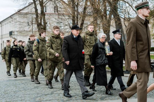 Złożenie kwiatów w rocznicę katastrofy pod Smoleńskiem (zjęcia)