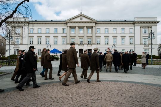 Złożenie kwiatów w rocznicę katastrofy pod Smoleńskiem (zjęcia)