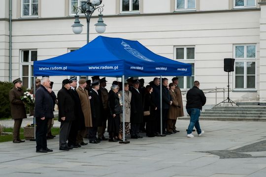 Złożenie kwiatów w rocznicę katastrofy pod Smoleńskiem (zjęcia)