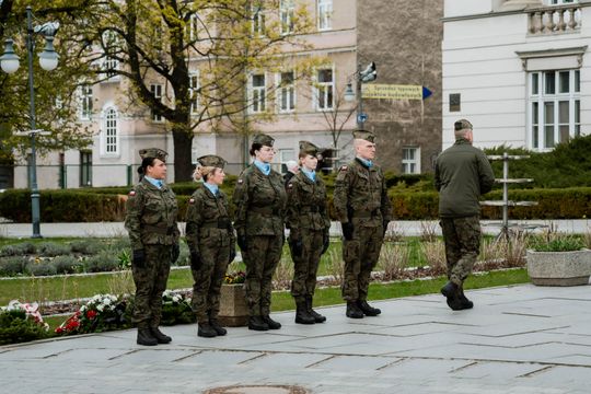 Złożenie kwiatów w rocznicę katastrofy pod Smoleńskiem (zjęcia)