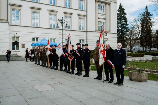 Złożenie kwiatów w rocznicę katastrofy pod Smoleńskiem (zjęcia)