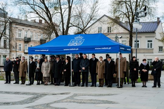 Złożenie kwiatów w rocznicę katastrofy pod Smoleńskiem (zjęcia)