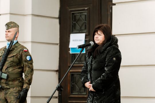 Złożenie kwiatów w rocznicę katastrofy pod Smoleńskiem (zjęcia)