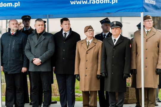 Złożenie kwiatów w rocznicę katastrofy pod Smoleńskiem (zjęcia)