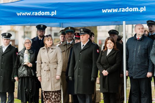 Złożenie kwiatów w rocznicę katastrofy pod Smoleńskiem (zjęcia)