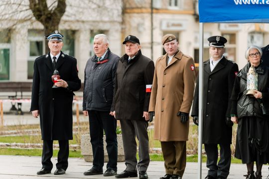 Złożenie kwiatów w rocznicę katastrofy pod Smoleńskiem (zjęcia)