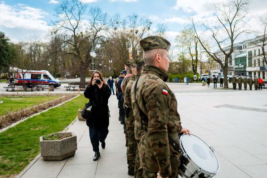 Złożenie kwiatów w rocznicę katastrofy pod Smoleńskiem (zjęcia)