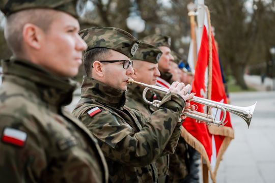 Złożenie kwiatów w rocznicę katastrofy pod Smoleńskiem (zjęcia)