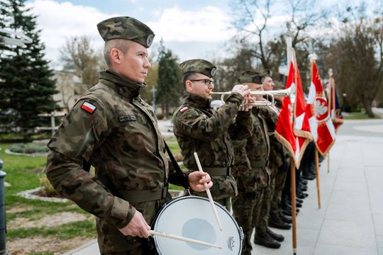 Złożenie kwiatów w rocznicę katastrofy pod Smoleńskiem (zjęcia)