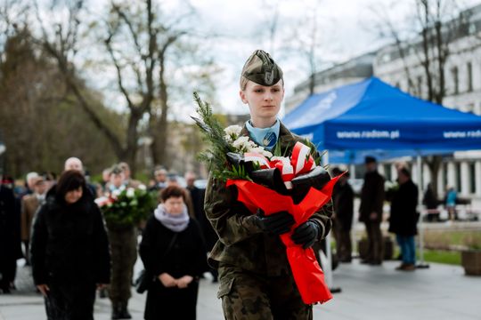 Złożenie kwiatów w rocznicę katastrofy pod Smoleńskiem (zjęcia)