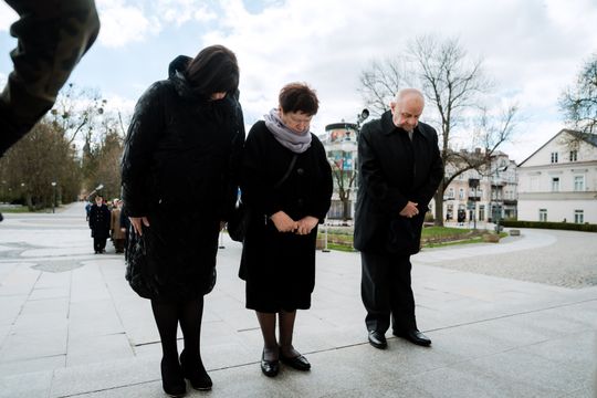 Złożenie kwiatów w rocznicę katastrofy pod Smoleńskiem (zjęcia)