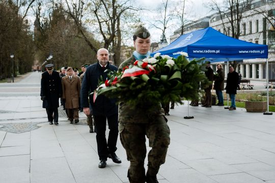 Złożenie kwiatów w rocznicę katastrofy pod Smoleńskiem (zjęcia)