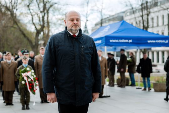 Złożenie kwiatów w rocznicę katastrofy pod Smoleńskiem (zjęcia)