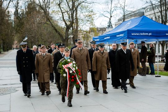 Złożenie kwiatów w rocznicę katastrofy pod Smoleńskiem (zjęcia)