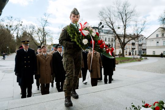 Złożenie kwiatów w rocznicę katastrofy pod Smoleńskiem (zjęcia)