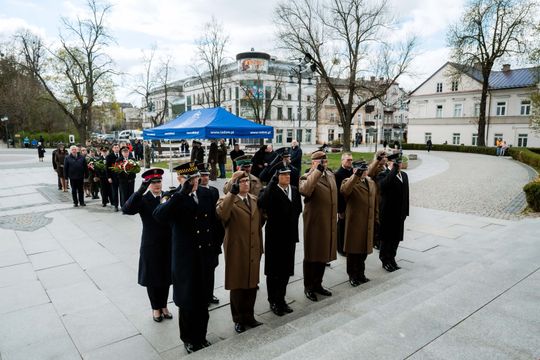 Złożenie kwiatów w rocznicę katastrofy pod Smoleńskiem (zjęcia)