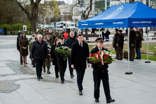 Złożenie kwiatów w rocznicę katastrofy pod Smoleńskiem (zjęcia)