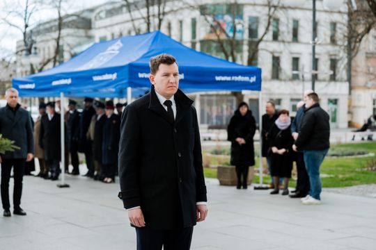 Złożenie kwiatów w rocznicę katastrofy pod Smoleńskiem (zjęcia)